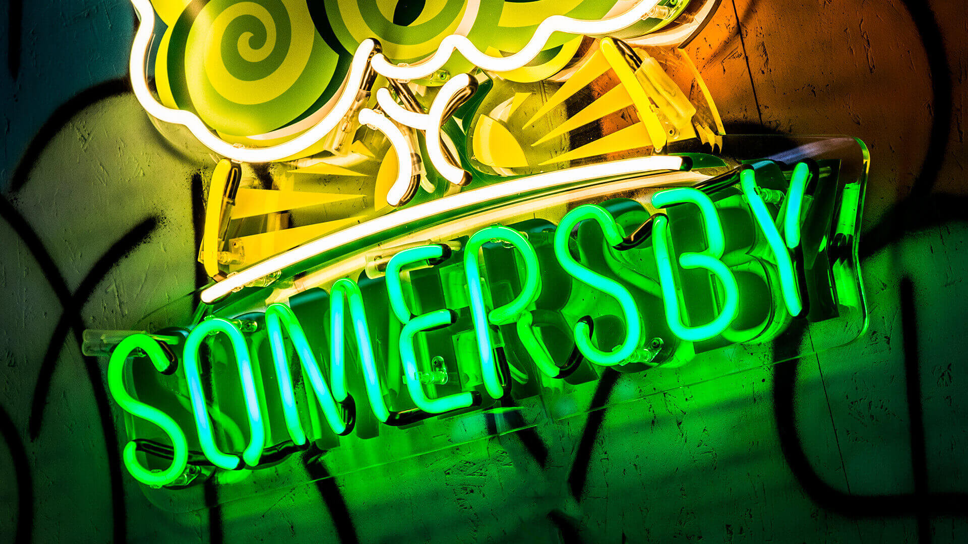 somersby somersbi - somersby-neon-albero-su-un-colore-muro-neon-dietro-il-bar-neon-in-un-contenitore-muro-sotto-illuminato-muro-con-logo aziendale-neon-su-elettricità-pubblicità-birra-lettera-neon-elettricità-via (4)